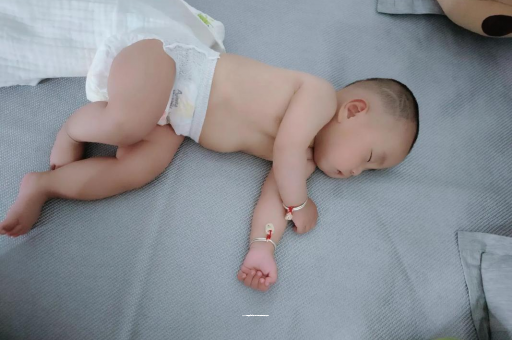 琼海三个月宝宝抬头不稳